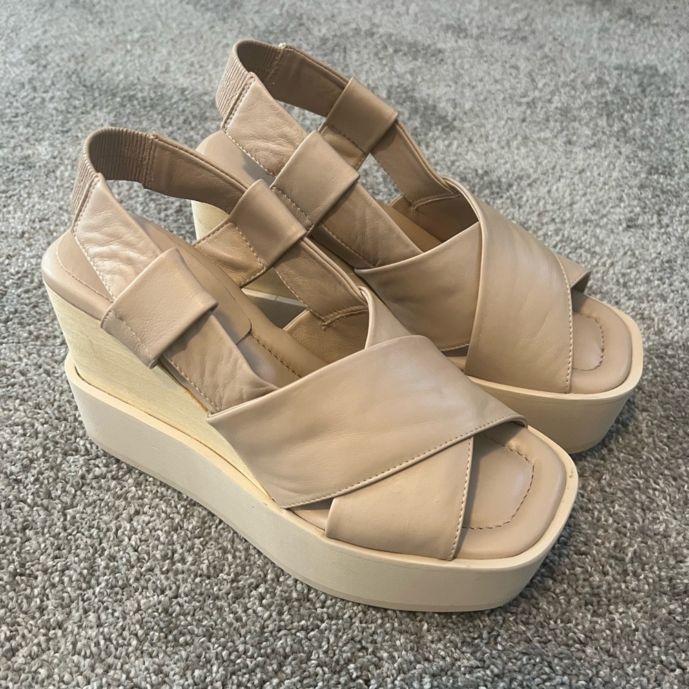 Paloma Barcelo Beige Platform Sandals